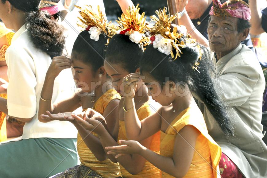 Три девочки