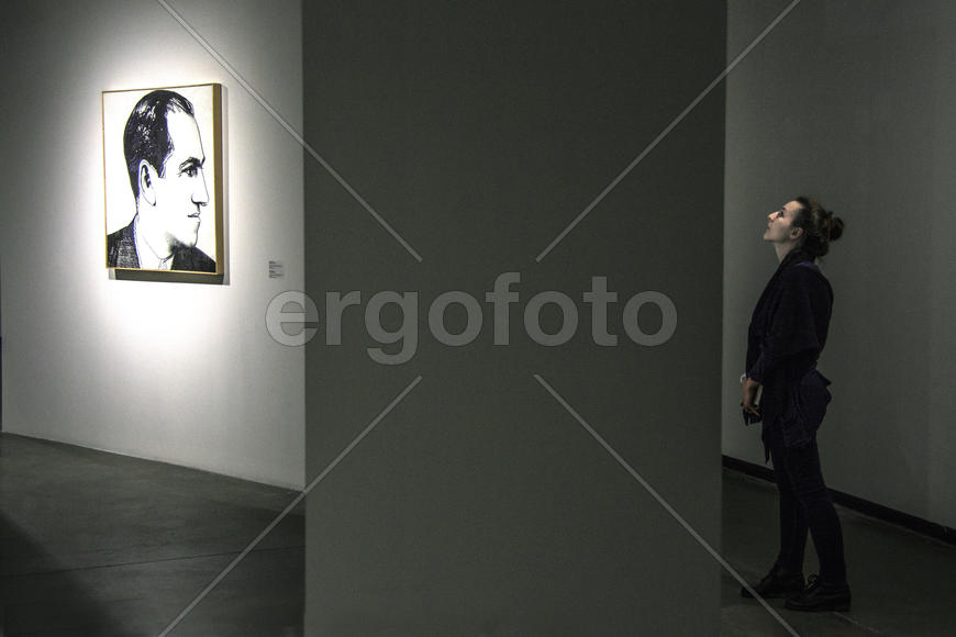 Девушка смотрит на стену