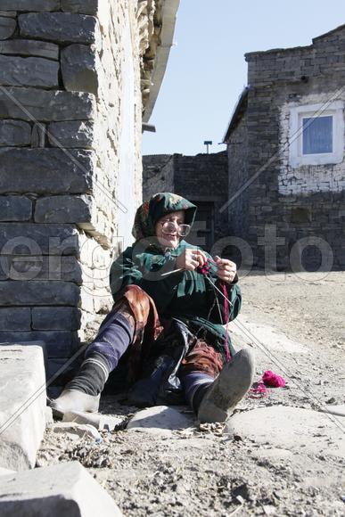 Бабушка вяжет