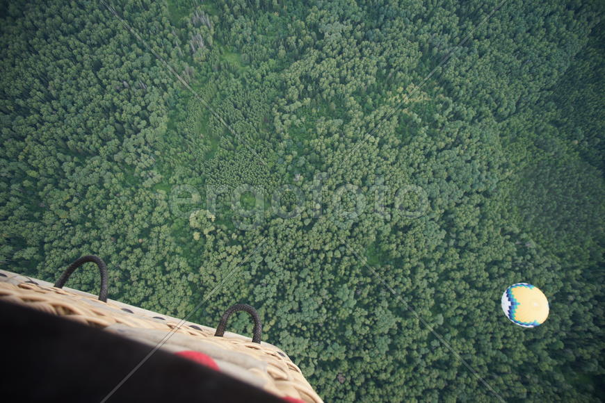 На большом воздушном шаре