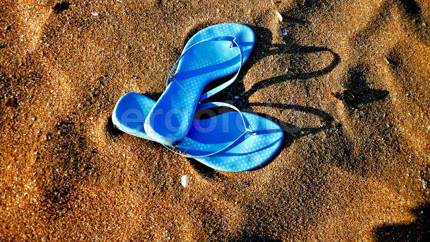 Песок и шлепки