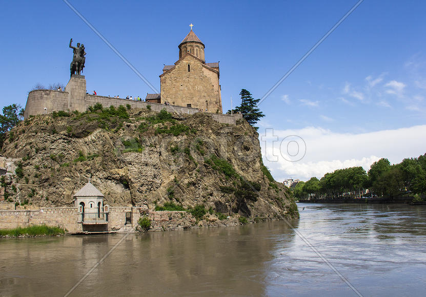 Вид на Метехский храм и памятник В.Горгасали