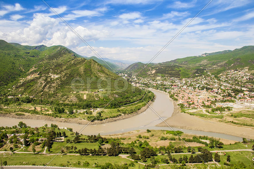 Там, где, сливаяся, шумят, Обнявшись, словно две сестры, струи Арагвы и Куры