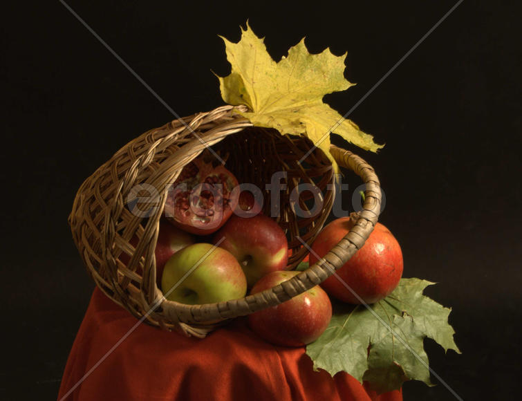 Гранат и яблоки