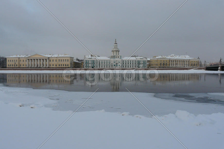Набережная Невы зимой