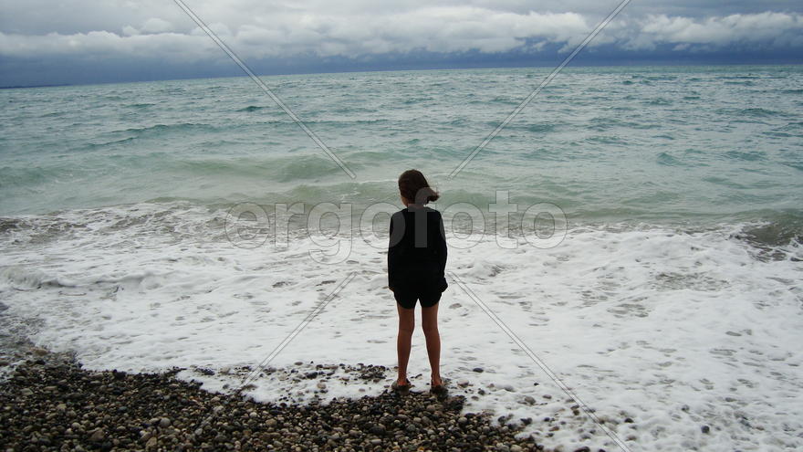 девушка у прибоя