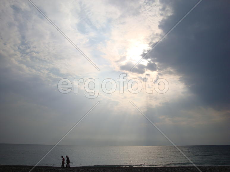 силуэты людей у моря