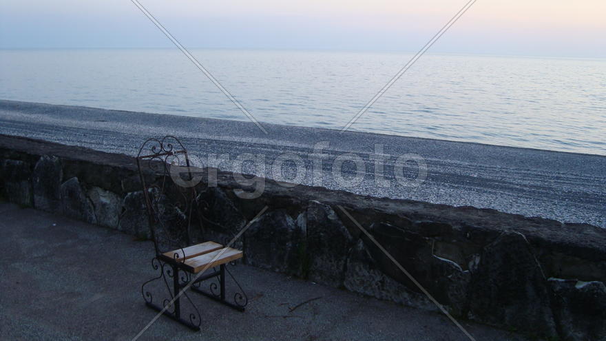 кованый стул на набережной