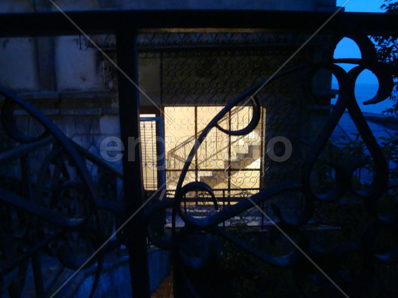 изгибы старой решетки