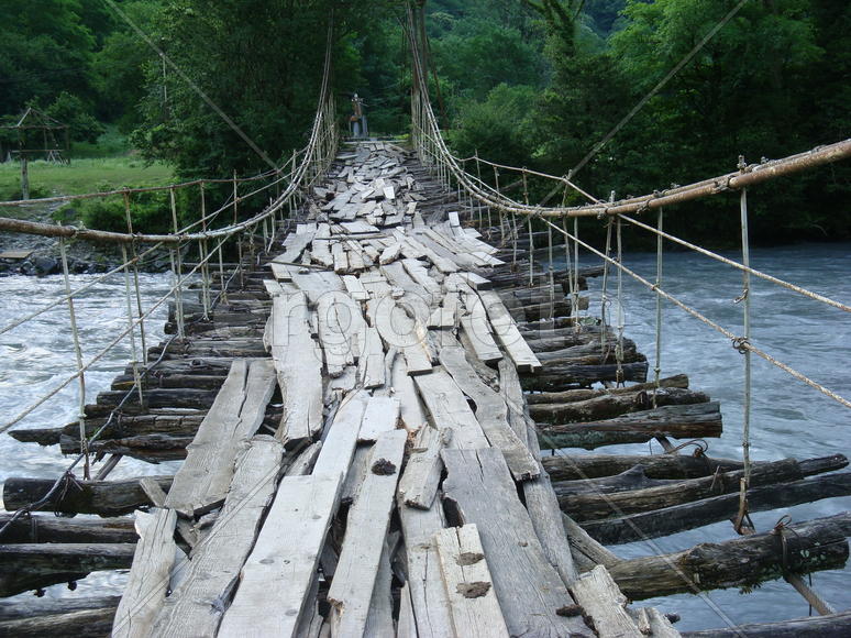 развалины моста через горную реку