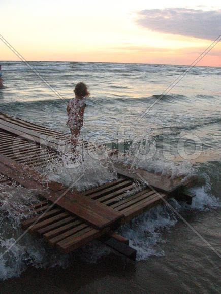 ребенок наблюдает закат