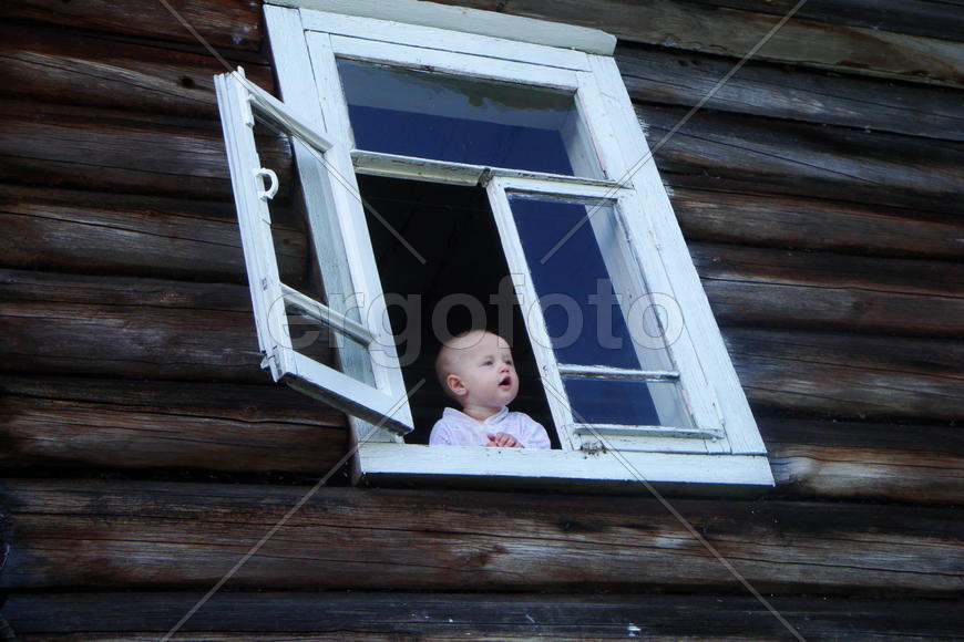 малыш в окне