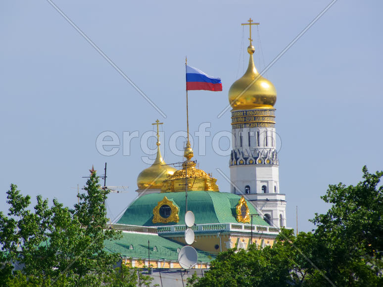 Купола и флаг