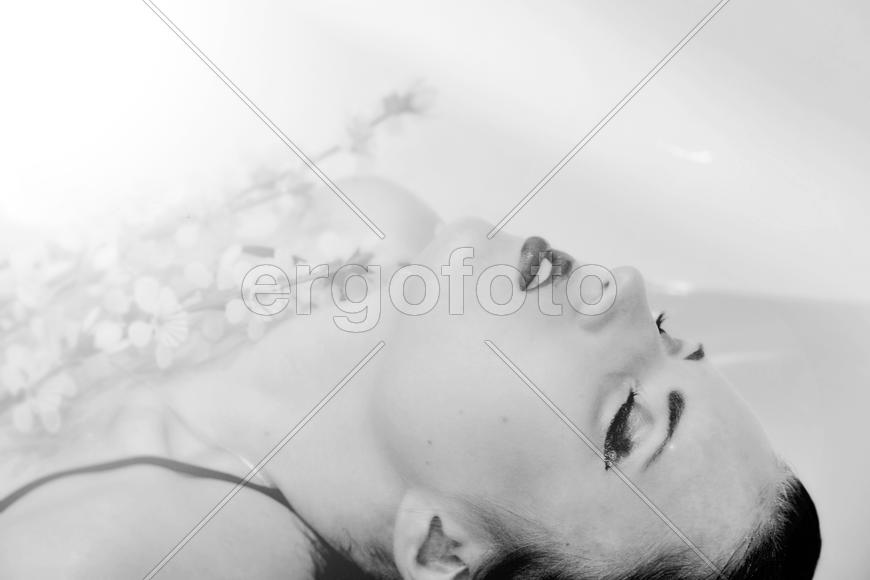 Портрет девушки-брюнетки, черно-белое