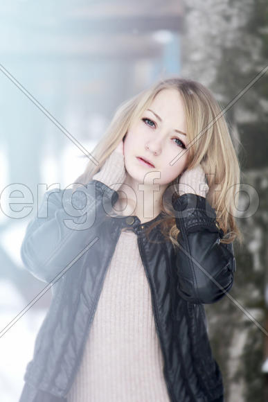 Девушка-блондинка в черной куртке