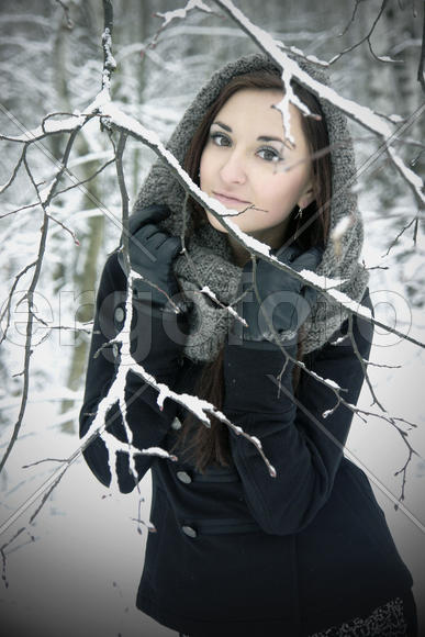 Девушка-брюнетка зимой