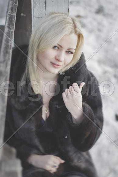 Блондинка в шубе