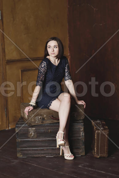 Девушка в черном платье сидит