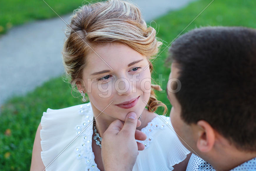 Жених и невеста с нежностью смотрят друг на друга