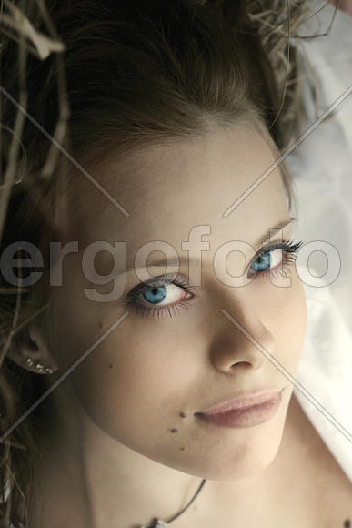 Молодая девушка с ярко-голубыми глазами смотри в камеру 