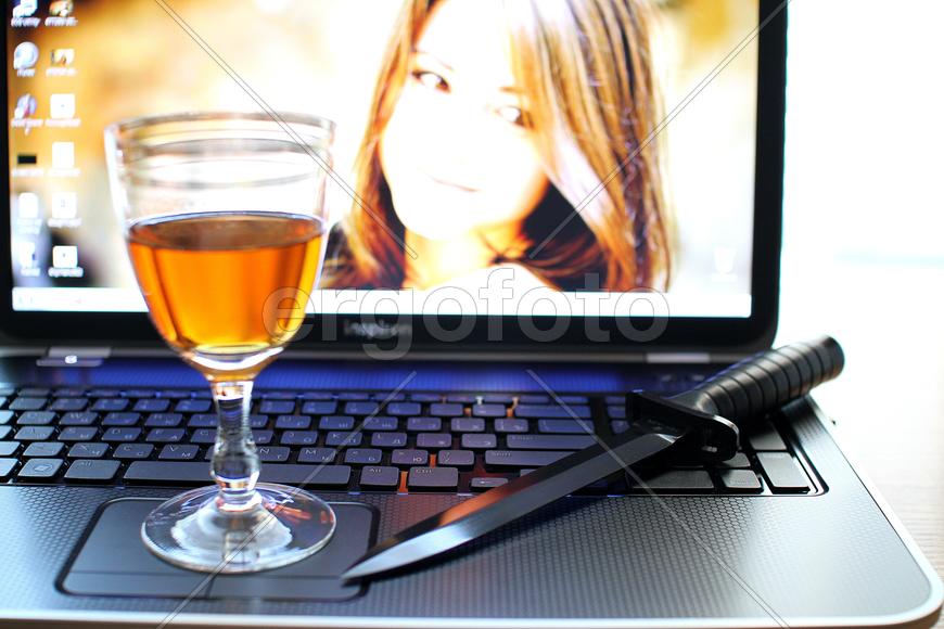 Ноутбук, нож и бокал вина