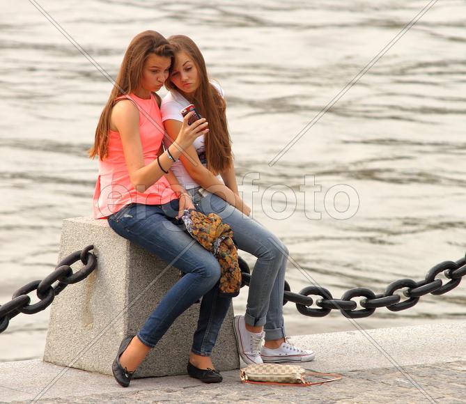 Две девушки на причале