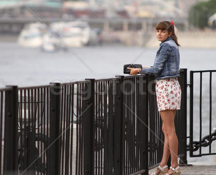 Девушка на причале