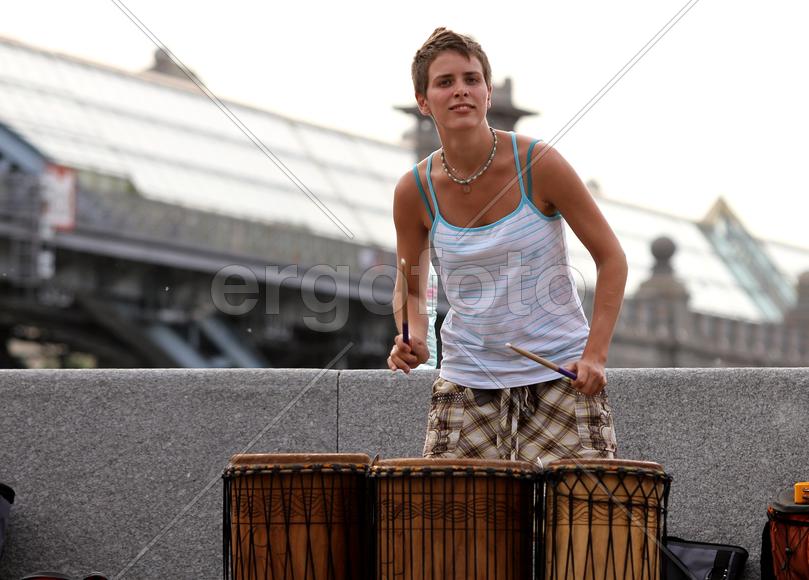 Девушка играет на барабанах