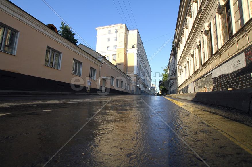 Дорога где-то в центре Москвы, нижний ракурс