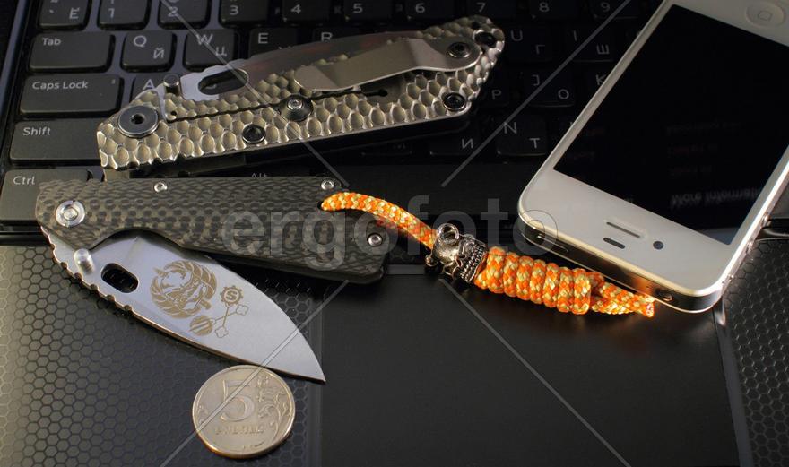 Телефон и пара ножей