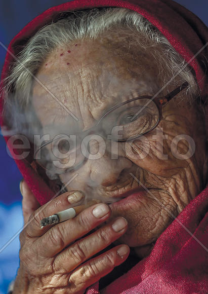 изможденная бабушка