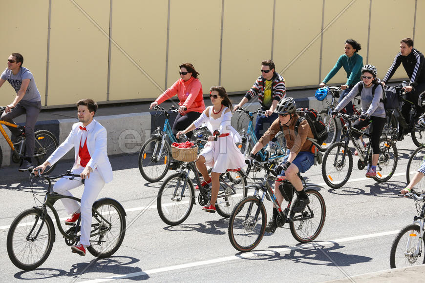 велопробег в Москве. Парень и девушка в белых нарядах.