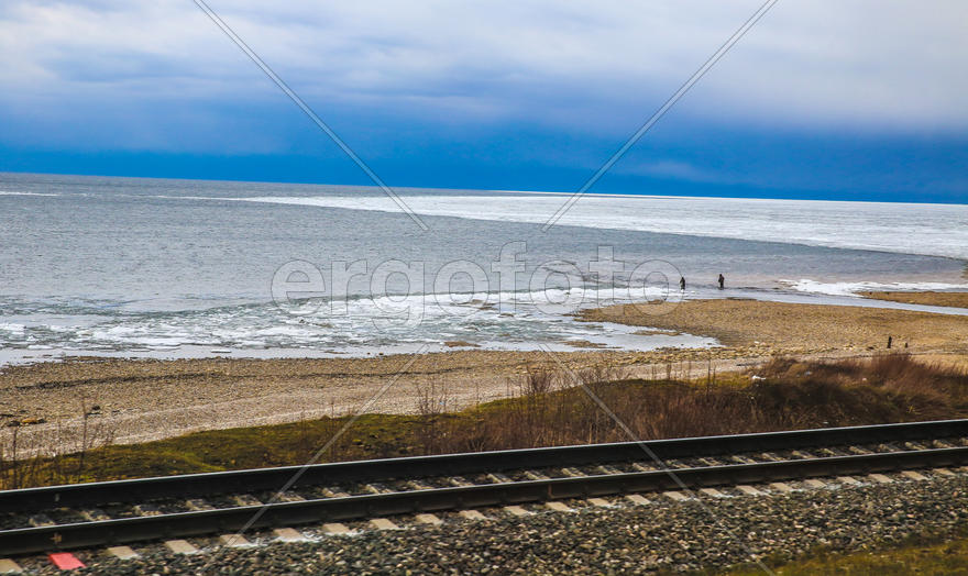 Вид на побережье Байкала с железной дороги