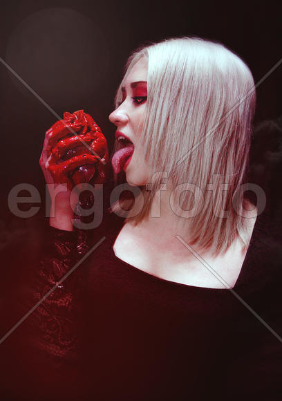 Девушка с окровавленным сердцем на фоне луны