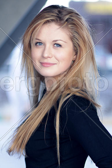 Портрет блондинки