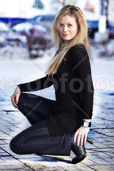 Портрет девушки, сидящей на тротуаре