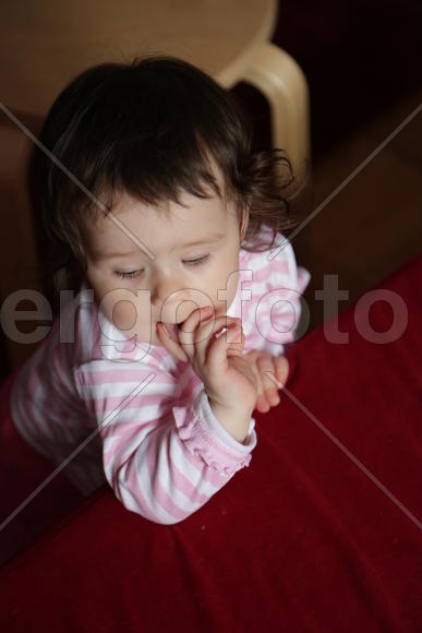 Ребенок позирует