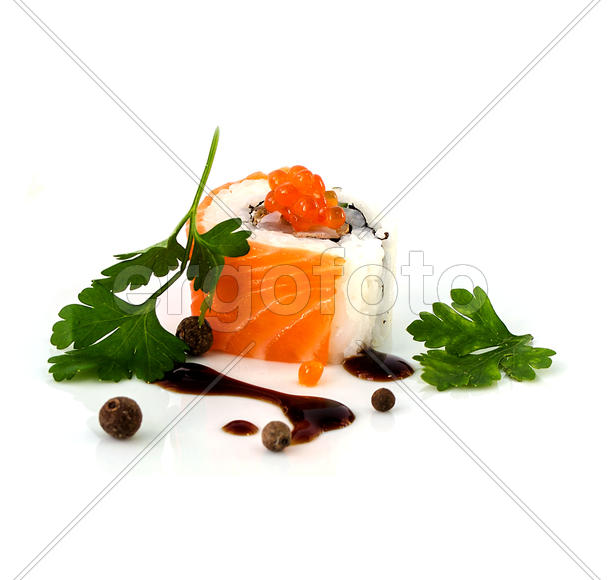 Японская еда. Суши на белом фоне 