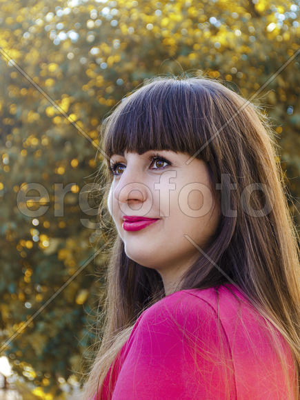 Портрет девушки на фоне осенней листвы 