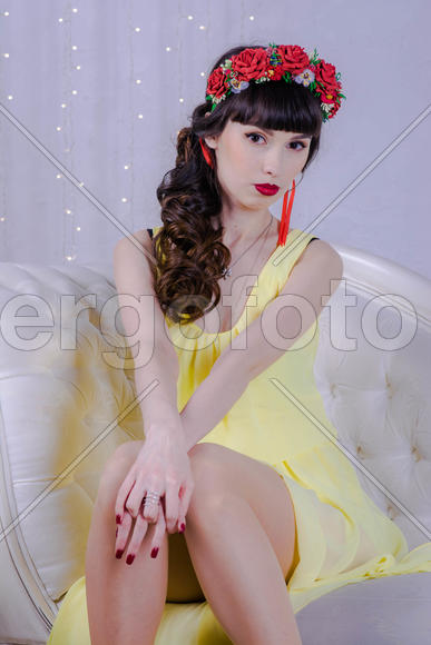 Девушка в желтом платье