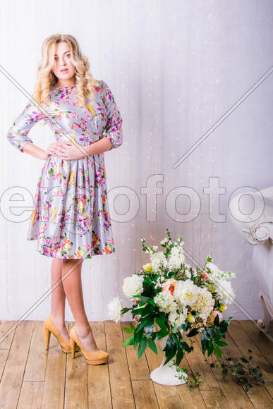 девушка в платье в студии)