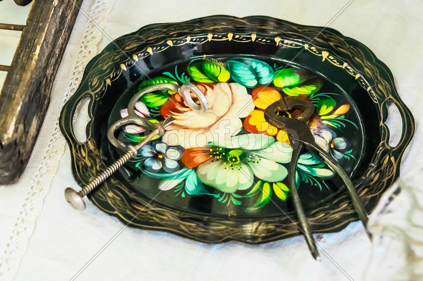 Натюрморт с расписанным Хохломой блюдом 