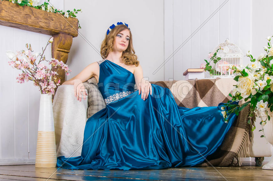 девушка в красивом платье в фотостудии