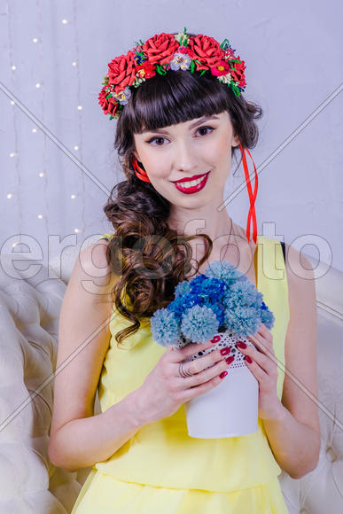 Девушка в желтом платье