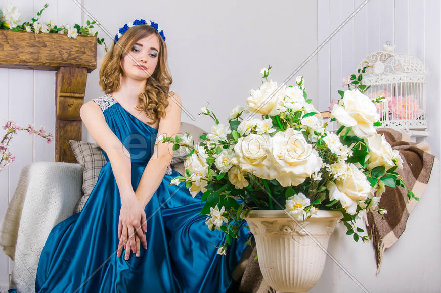 девушка в красивом платье в фотостудии