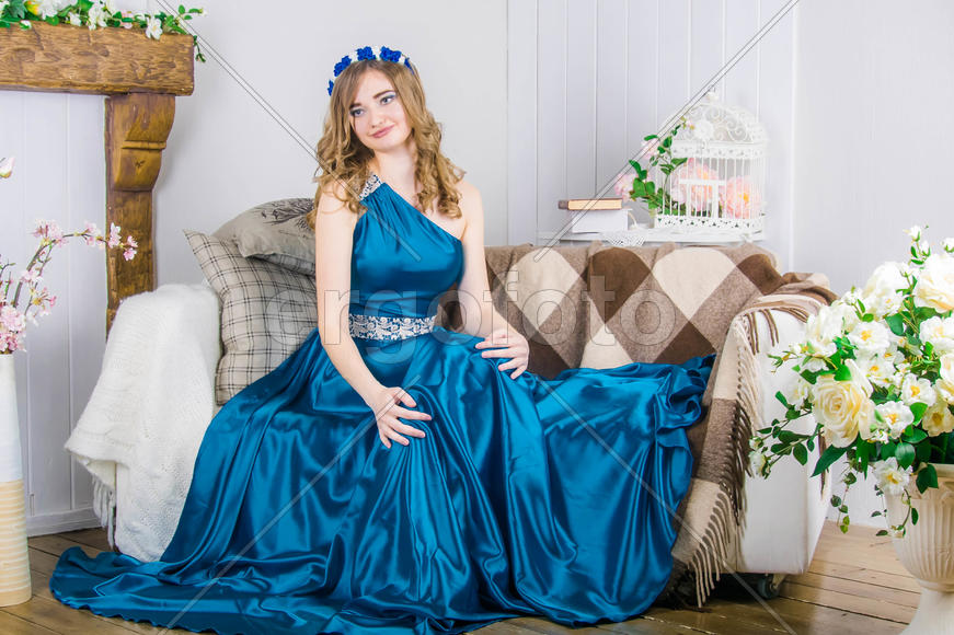 девушка в красивом платье в фотостудии