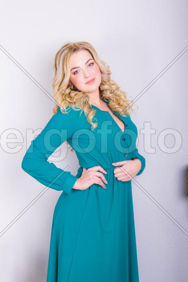 девушка в платье в студии