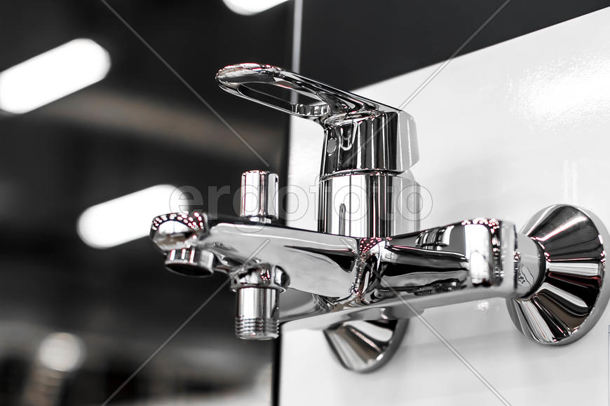 Сантехнические устройства. Хромированный кран 