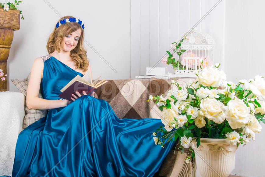 девушка в красивом платье в фотостудии