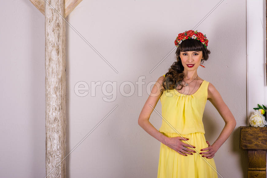Девушка в желтом платье